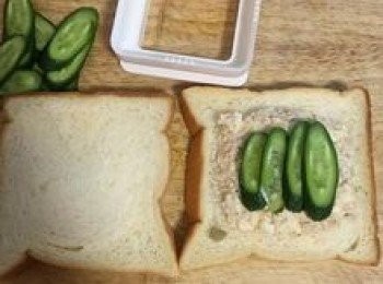 step7: 用壓模在吐司上壓出框框，並於框框內擺上鮪魚蛋，最後再排上幾片小黃瓜；