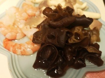 step2: 蝦、秀珍菇和黑木耳需汆水備用。