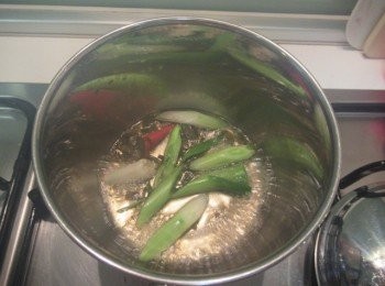 step3: 倒入昆布柴魚高湯,蓋鍋蓋煮至蒜白微軟.