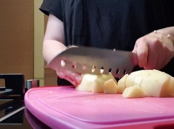 step5: 現在準備半碗水用來放切好的薯仔。

把薯仔洗淨去皮然後切大粒

切好的薯仔放入水中，待用。