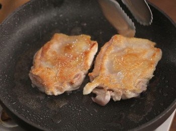 step2: 接著將另外一面也煎香、煎熟。