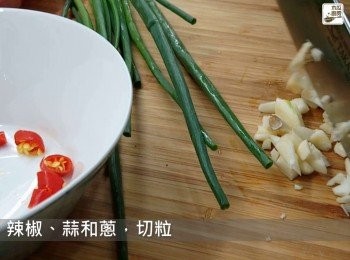 step2: 辣椒、蒜和蔥，切粒