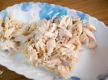 step3: 蒸好的雞肉撕成雞絲狀