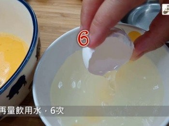 step5: 留起較圓那邊的雞蛋殼，用此蛋殼來計算，先量雞湯3次，再量飲用水6次，加入雞蛋中拌勻