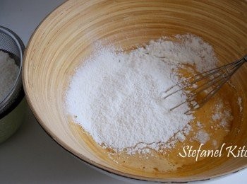 step5: 麵粉、泡打粉過篩及橙皮蓉，與蛋漿混和