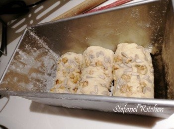 step6: 捲成條狀，焗爐預熱180度1分鐘，然後關上焗爐電掣，焗盤塗上少許油及洒上麵粉，把多餘麵粉倒出，放麵團入焗盤內，入爐發酵1.5小時後會膨脹至2倍大如圖