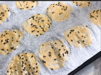 step3: 每人所做厚薄不一樣，
所以時間要視乎厚薄而定。
如果想做厚一點，要把爐溫降低一點，再慢烤時間長點。