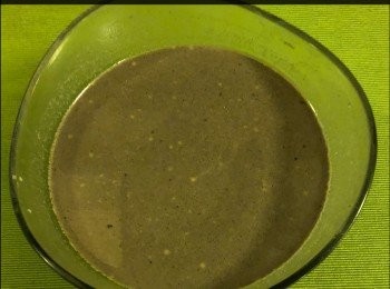 step4: 將黑芝麻放入攪拌機，加入水份，一起 打成芝麻粉， 再加入粘米粉， 澄粉， 馬蹄粉， 白糖水一起攪拌成芝麻漿。