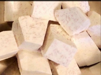 step2: 芋頭切片，排好放在碟內，隔水蒸約25分鐘至熟透，取出壓碎備用。