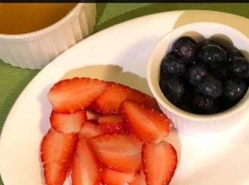 step8: 準備士多啤梨和藍莓。
另亦準備好已溶解好了的魚膠粉。