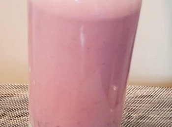 step4: 將紫薯泥和牛奶漿倒入攪拌機內成紫薯漿。沒有攪拌機就將紫薯盡量壓茸和牛奶混合攪勻過篩，