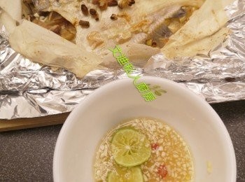 step8: 青檸醬汁做法，先用熱水加糖攪勻，青檸榨汁後，將所有材料混合，如喜歡酸味多一點可加青檸，喜歡帶甜可加糖，喜歡咸香味多一點可加魚露，請自行調出自己喜歡的味道。