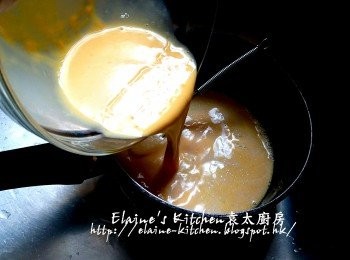 step6: 用慢火煮至牛油溶後加入雞蛋吉士湖拌勻