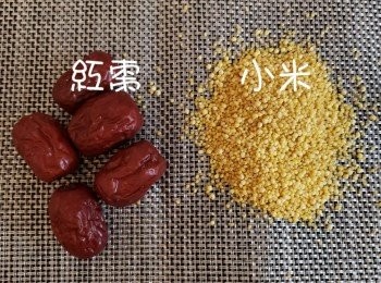 step1: 將紅棗去核，小米洗凈備用。