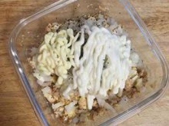 step5: 將白煮蛋切小丁放入鮪魚上，再倒入瀝乾水份的洋蔥丁，撒上黑胡椒粉；