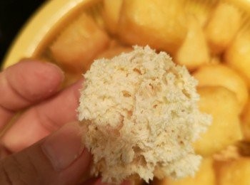 step2: 豆腐卜介開一個小孔，將裏面反轉由底變面。