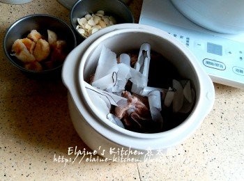 step6: 逐一將排骨頭 , 海底椰片 , 青欖 , 桔餅 , 無花果放入美的陶瓷蒸燉寶的燉盅內