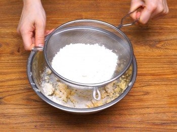 step2: 篩入麵粉至麵糊，攪拌至無粉粒。