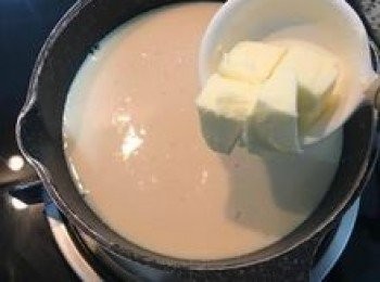 step5: 小火加熱到糖溶化，加入無鹽奶油，攪拌到奶油溶化即可關火（不需煮滾）；
