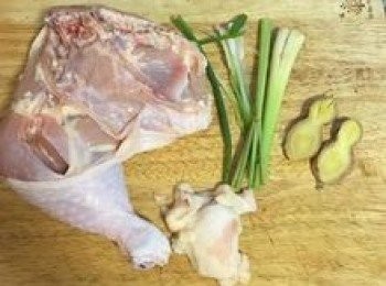 step2: 將雞腿上多餘的雞油與雞皮切下，並在雞腿背面幾個較厚的地方劃刀，劃刀時深度要夠；ㄧ根蔥和一根香茅都拍扁後切段；薑切2片；