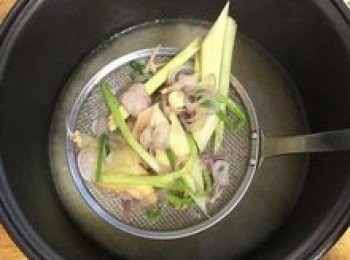 step8: 將爆香料濾掉，油水一起倒入洗好的米鍋裡拌勻；濾出的料請留下備用；