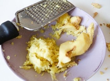 step1: 將薑去皮、磨成蓉