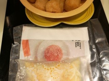 step1: 先將新豬肉和芝士混合，再加調味料。