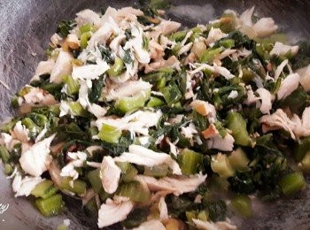 step4: 平底鍋中加入一匙油燒熱 , 加入雪菜和雞絲拌炒 , 加少許鹽調味即可盛起