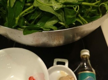 step1: 辣椒去籽切絲，通菜較老部份切走唔要，再切段一開二。