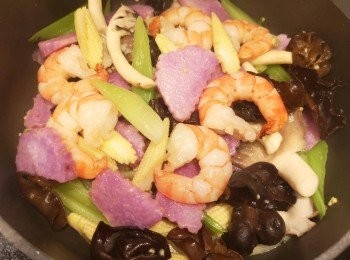 step6: 落少許茄菇粉、鹽和糖同炒。