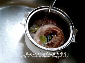step3: 去皮豬腩肉放入美的早餐機的煲內 , 加入數片香葉及水蓋過面