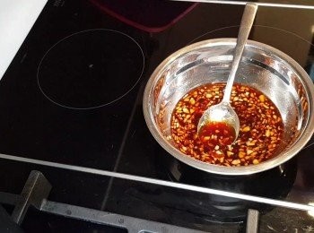 step1: 準備蒜頭5粒切碎成蓉。
切好蒜蓉後放入碗內，首先會做個醬汁。
加入5湯匙豉油，
現在加入2湯匙蠔油，
2湯匙糖
少許胡椒粉
需要準備少許薑蓉，
切一小角去皮後切碎
剛才準備好的薑蓉，現在可以加入，
如果怕薑味，可以只下少許。

最後加入1湯匙麻油拌勻後醬汁就完成，待用。