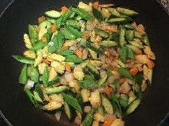step11: 入小黃瓜拌炒，並下鹽、黑胡椒粉、雞粉調味炒勻；