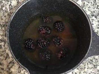 step7: 將棕櫚糖和黑莓倒入水中；