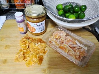 step1: 先準備所有材料備用，酸桔唧出汁液，橙片及橙乾切碎