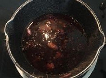 step8: 小火加熱到糖溶化後，離火將黑莓壓碎；