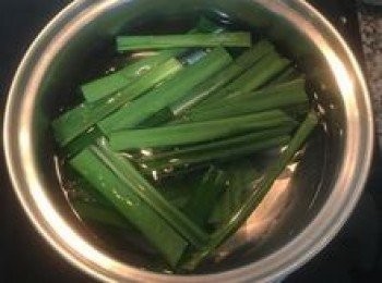 step2: 用冷開水與剪段的斑蘭葉共煮，小火煮滾讓斑蘭葉的香味留在水中（聞起來跟冬瓜茶其實有點像）。