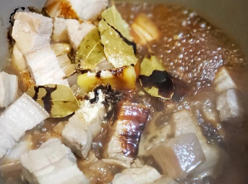 step8: 再加入香蔥、薑、八角、香葉、冰糖花、雕鎮江醋、豉油、雞粉， 中慢火煮五十分鐘