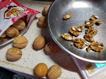 step2: 取出130g合桃肉(可以用即食合桃肉)