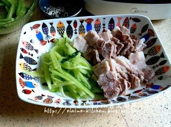 step8: 浸30分鐘或已完全待涼的豬腩肉切片放上碟 , 再放上青瓜絲