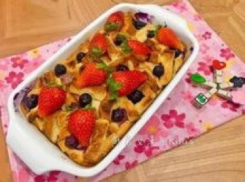 step11: 出爐後擺上對切的草莓，喜歡甜一點的朋友，可以撒上糖粉。因為此食譜的布丁甜度數微甜喔～