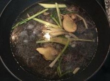 step7: 接著放入2杯水略煮即可關火，不需煮滾。