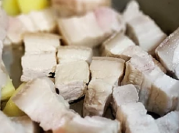 step5: 用油起鑊， 爆香薑片， 放入五花腩略為煎至金黃色