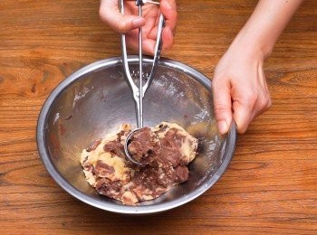 step4: 隨意把2個麵糰混合成雲石紋，加入朱古力粒；用雪糕勺挖起一球麵糰，放在烘焙紙上。