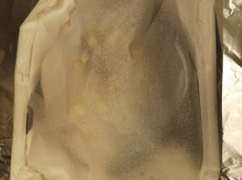 step4: 再鋪上烘焙紙包好。