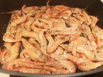step3: 先用油煎香蝦身。