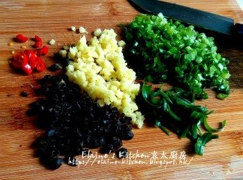 step4: 期間將薑去皮切細粒 , 蔥切粒及幼絲 , 豆豉剁碎 , 辣椒切粒