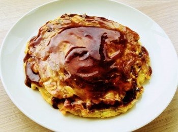 step11: 加入蛋黃醬、大阪燒醬汁，加入紫菜碎及木魚。熱烘烘嘅大阪燒完成了！