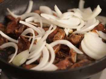 step4: 加入洋蔥絲後拌勻備用。