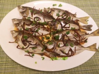 step3: 碟中魚水不要，煮滾油加蔥絲粒隨即熄火，淋上魚面再加點生抽即成。